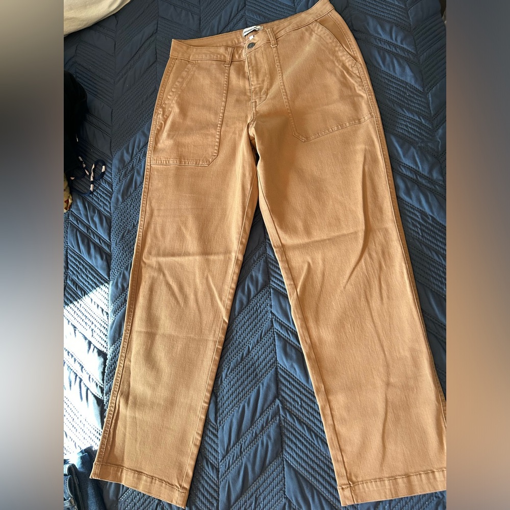 Women’s size 40 pants. Never worn, no tag.
